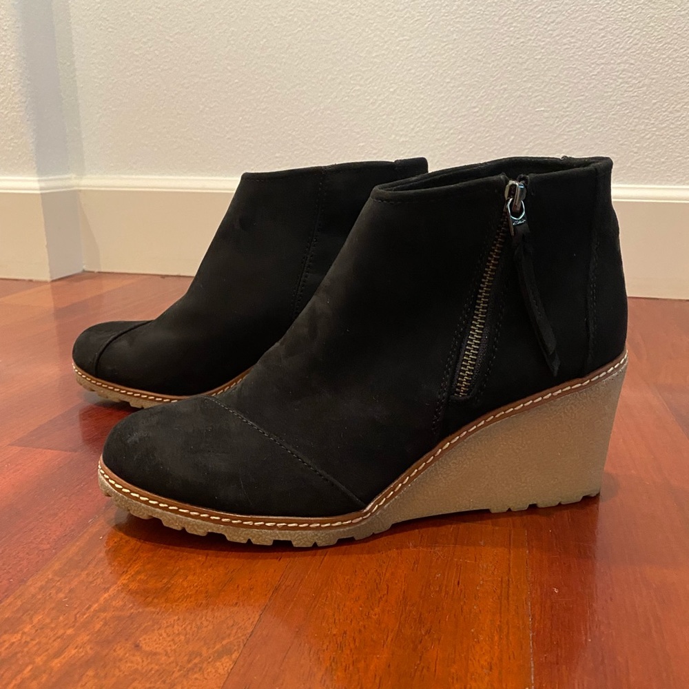 Toms black suede wedge boots - Womens size 10 - excellent condition.